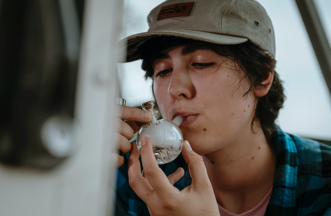 Dabbing Live Resin vs. Distillate: The Ultimate Showdown