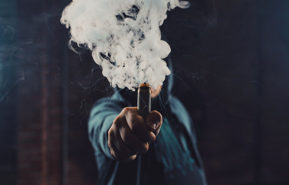 Dry Herb Vapes vs. Bong Hits: The Ultimate Face-Off for 2023